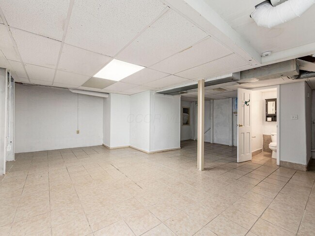 Building Photo - 495 Northview Dr