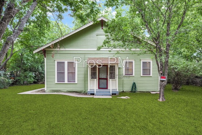 Building Photo - 912 N Elm St
