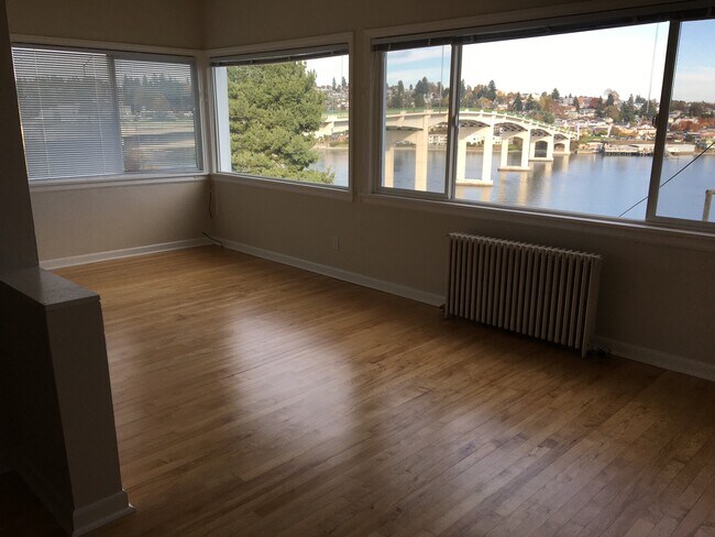 Remodeled 1-BR on the water - 632 Washington Ave