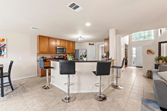 Building Photo - 525 Golden Creek Dr