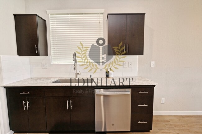 Building Photo - 502 Traverse Dr S