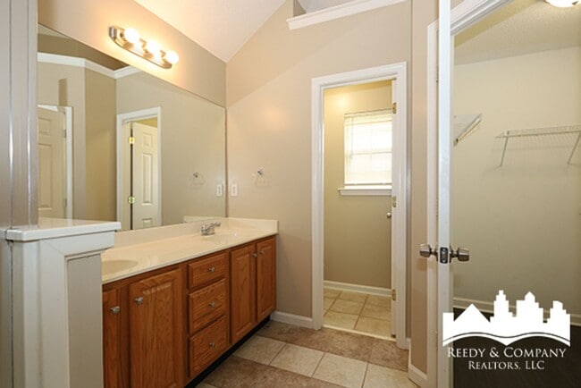 Building Photo - Modern Home with Master Bathroom