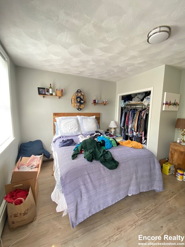 Building Photo - 194 Sumner St