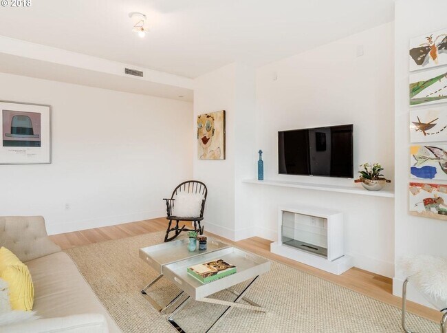 Building Photo - MOVE IN SPECIAL: $500 OFF! Stunning Condo ...