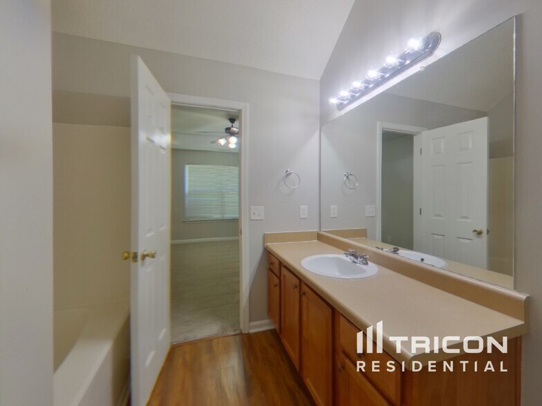 Building Photo - 300 Stone Ridge Way