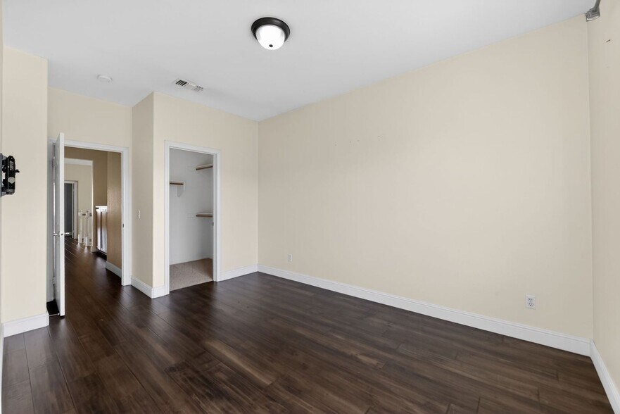 Building Photo - 11677 Swan Lake Dr