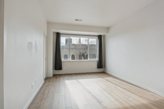 Building Photo - 2265 Glenarm Pl
