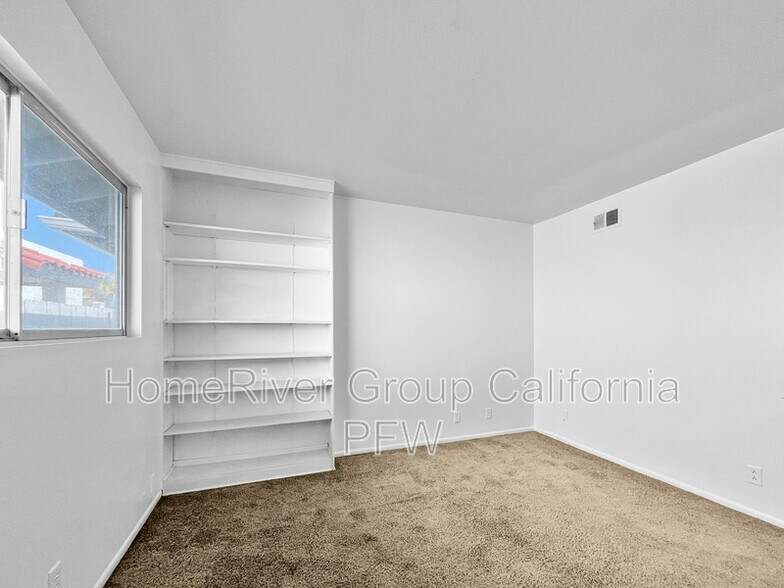Building Photo - 5060 Sealane Way