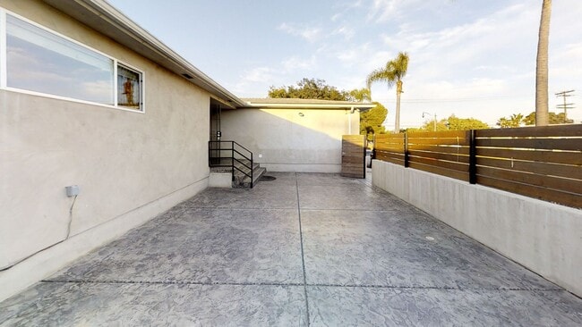 Building Photo - Huge Bedrooms, lots of Parking, closest to campus!