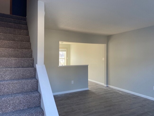 Building Photo - Three Level Condo with Garage