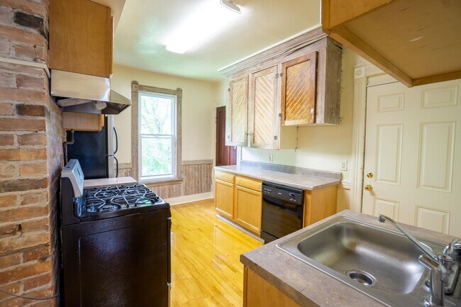 Building Photo - Newly renovated second floor flat availabl...
