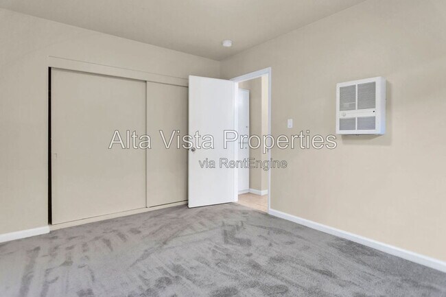 Building Photo - 425 Bonair St