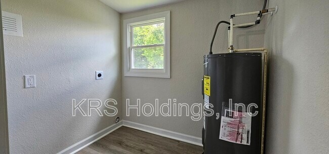 Building Photo - 308 St James Ave