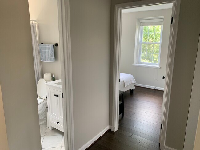 Building Photo - 2 Bed, 1 Bath Condo