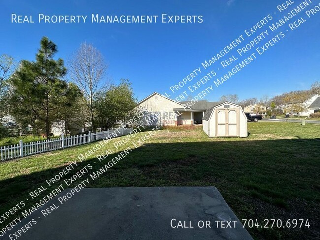 Building Photo - Charming 3 bed/ 2.5 bath home in Charlotte!