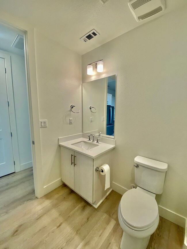 Building Photo - Room For Rent In Excellent Condo