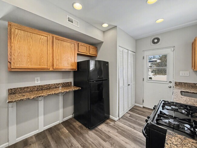 Building Photo - Refreshed 3BD 1BA Home with Parking!