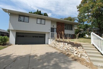 Building Photo - Spacious 3 bedroom home with 2 car garage ...