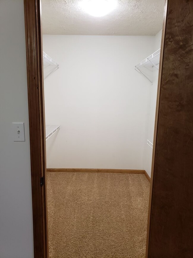 Building Photo - Spacious 4-bedroom, 2 bath, 2 car garage w...