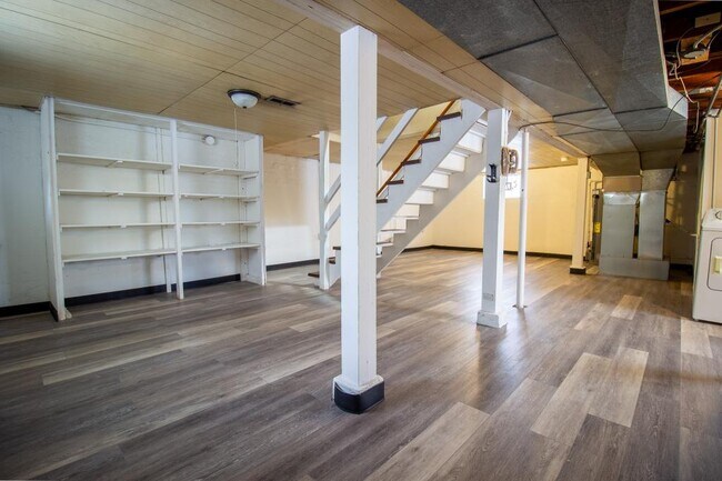 Building Photo - 212 E 142nd Pl