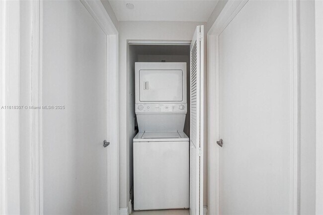 Building Photo - 951 Brickell Ave
