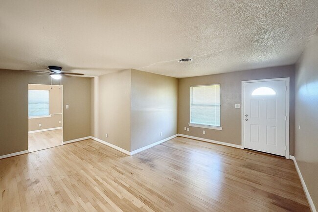 Building Photo - 822 Bandera Ln