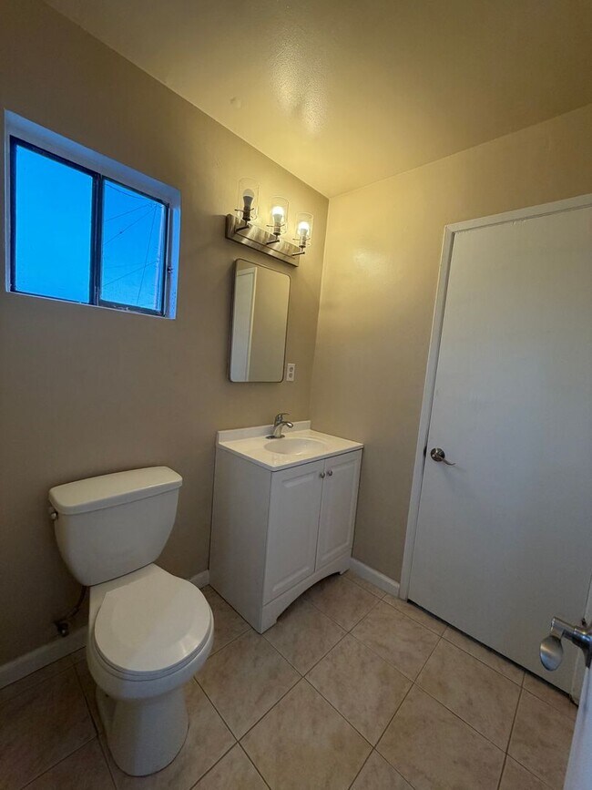 Building Photo - Affordable 3 BD 2 BA house in SW Bakersfield on a corner lot