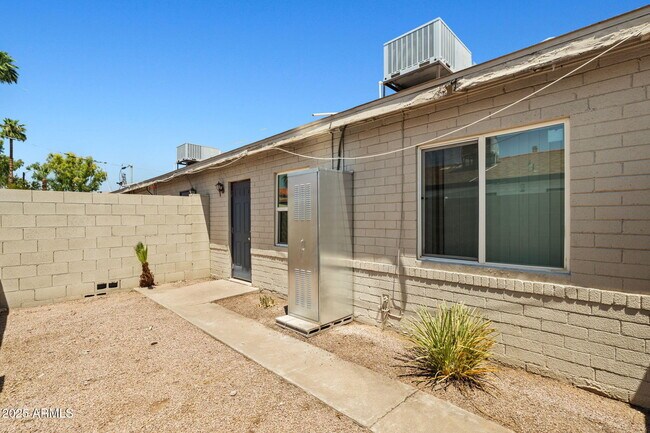 Building Photo - 522 E Pierson St