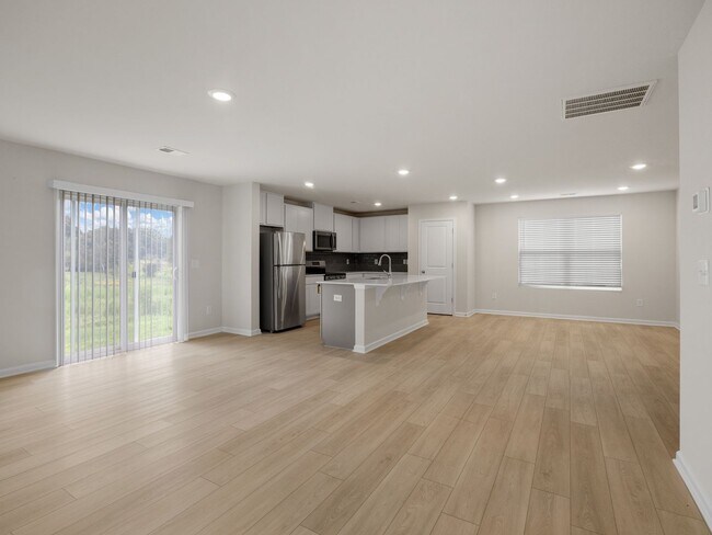 Building Photo - Luxury Living & Ultimate Space: Your 5-Bed...