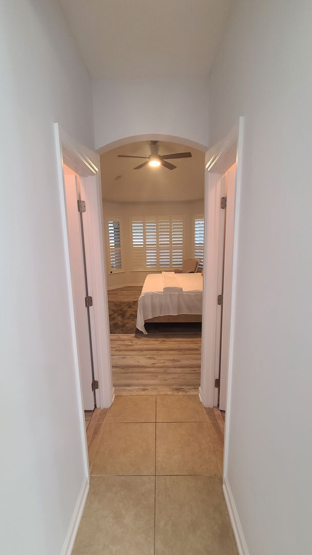 Building Photo - 4BR/3BA Gorgeous, fully-furnished home rea...