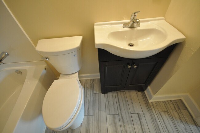 Building Photo - Pre-Leasing for Fall Semester 2026 - Walk to UK!