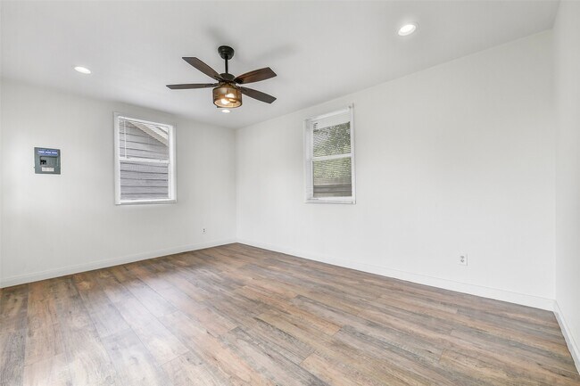 Building Photo - 4712 33rd St E