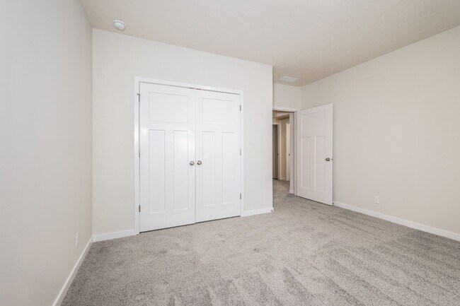 Building Photo - Beautifully Built 4 Bed Duplex!