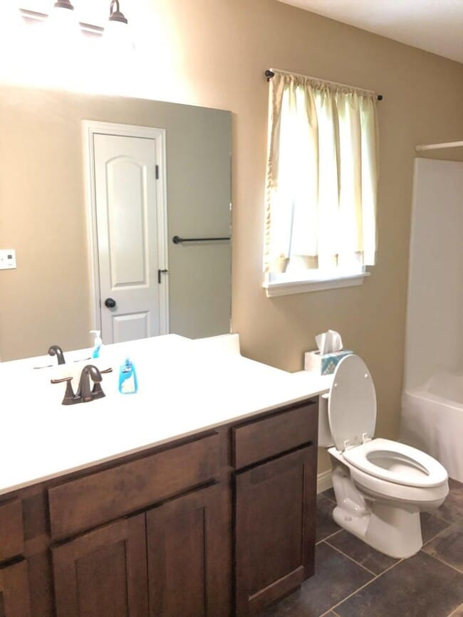 Building Photo - Like-New Ranch Home — 3 Bed / 2 Bath in Fo...