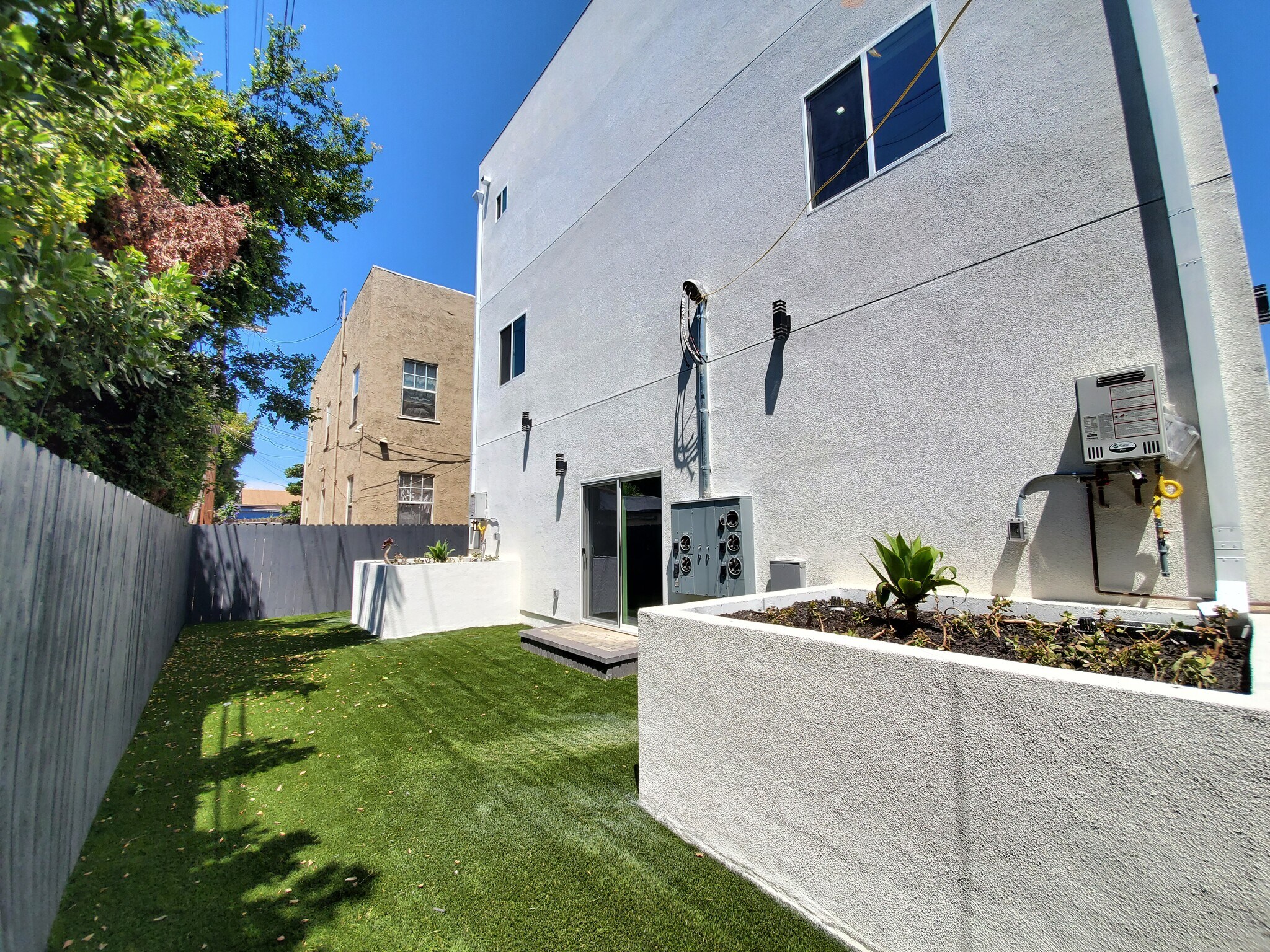 Building Photo - 2337 S Crenshaw Blvd