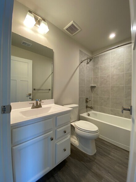 Building Photo - 7155 Bodkin Wy