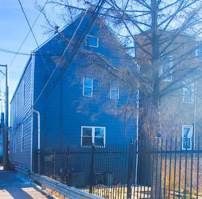 Building Photo - 1540 N Keeler Ave