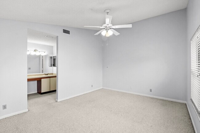 Building Photo - 3961 SW Greenwood Way