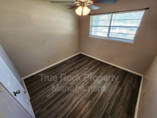 Building Photo - 933 Crestview Ave