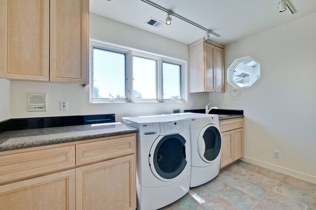 Building Photo - Large 3,767 sqft home on a 10,000 sqft lot- 2 bed located on 1st floor w/ separate entrance - Top...