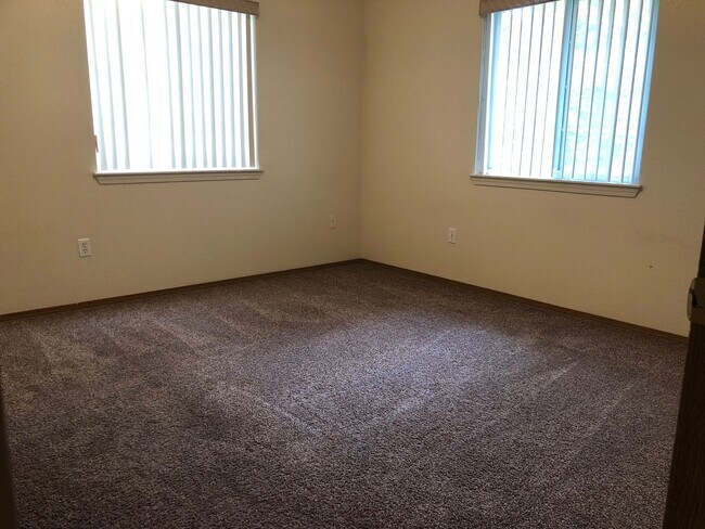 Building Photo - Bright & Stylish Upstairs Apartment!