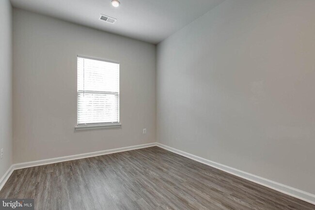 Building Photo - 3004 Cornfield Ave