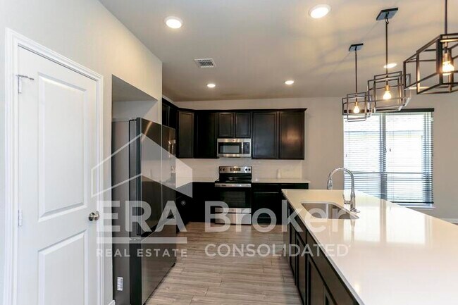 Building Photo - 6402 Golden Gate Dr