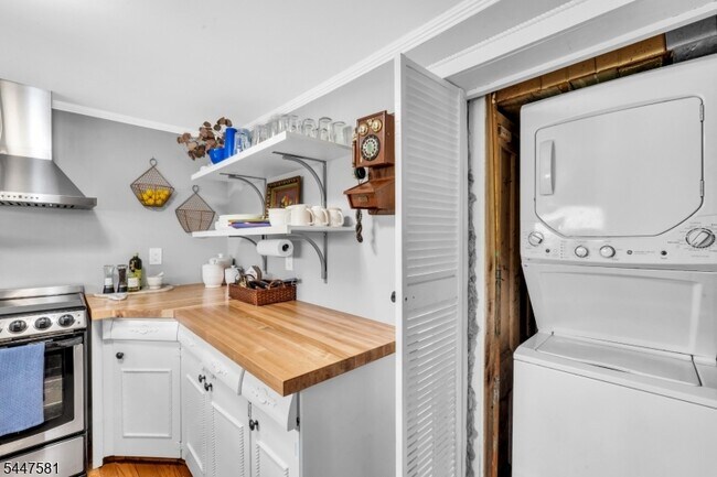 Building Photo - 209 Hudson Ave