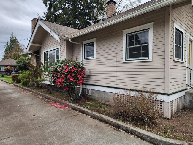 Building Photo - 609 5th Ave NW