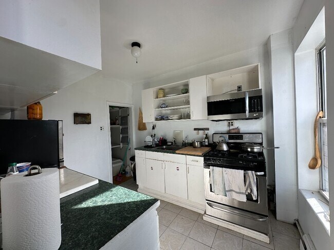 Building Photo - 77 Dikeman St