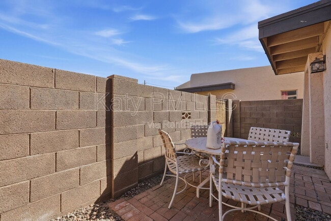 Building Photo - 231 N Robson