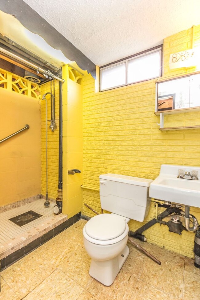 Building Photo - 3 Bedroom 2 Bath Home for Rent Indianola, ...