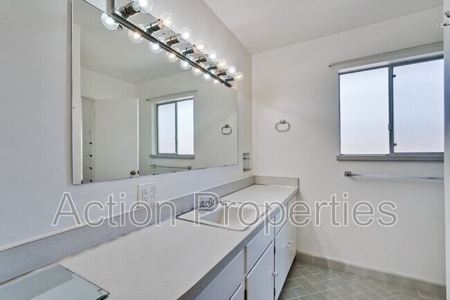Building Photo - 306 N Clark Ave