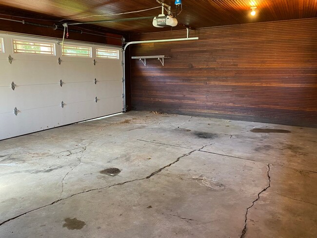 Building Photo - 4-Bedroom, 1.5-Bath Home Just A Few Blocks From Downtown